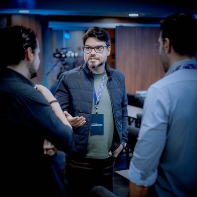Willian Crespo conversando com mentorados em um evento